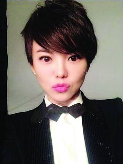 李湘晒短发自拍照 穿西服戴领结被赞帅气