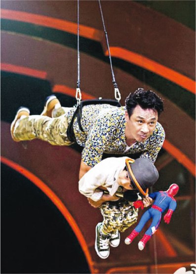 吴镇宇抱儿子吊威亚 父子化身蜘蛛侠(图)