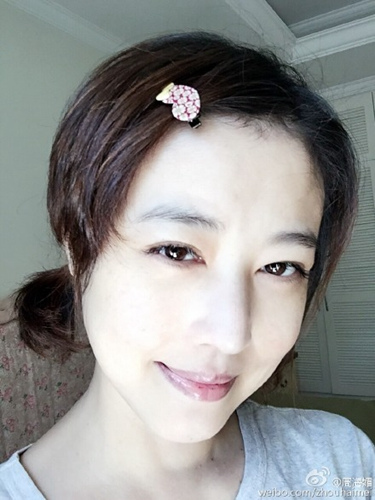 48岁周海媚戴发卡卖萌 网友赞:我的冻龄女神(图)