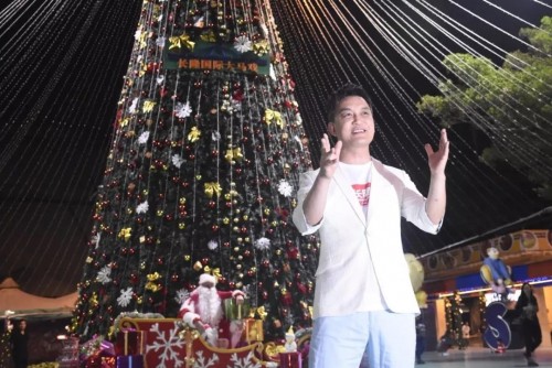 “村长”李锐再度现身长隆,化身圣诞老人开启“马戏奇幻圣诞月”