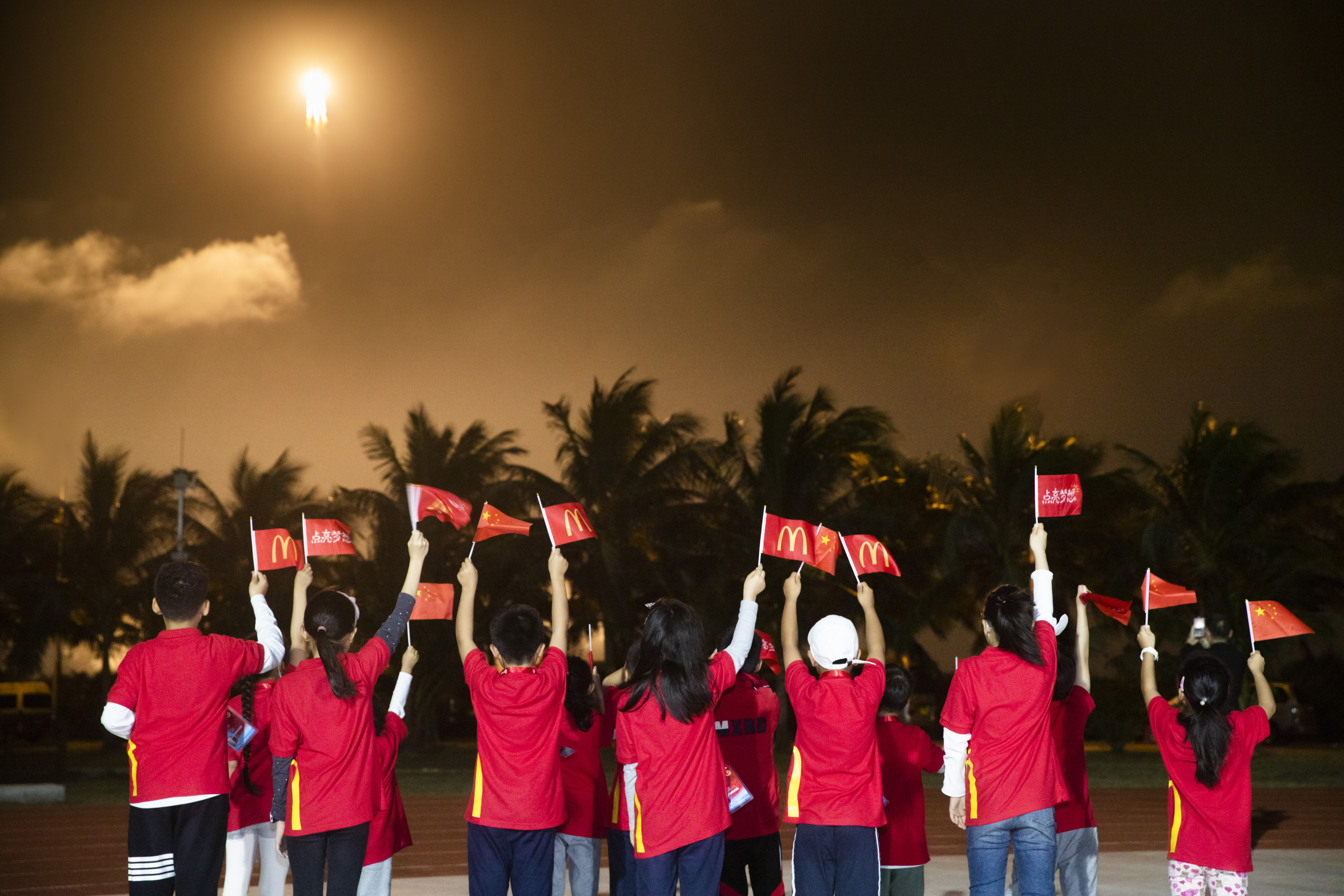 画作随嫦娥五号登月,麦当劳为孩子点亮梦想
