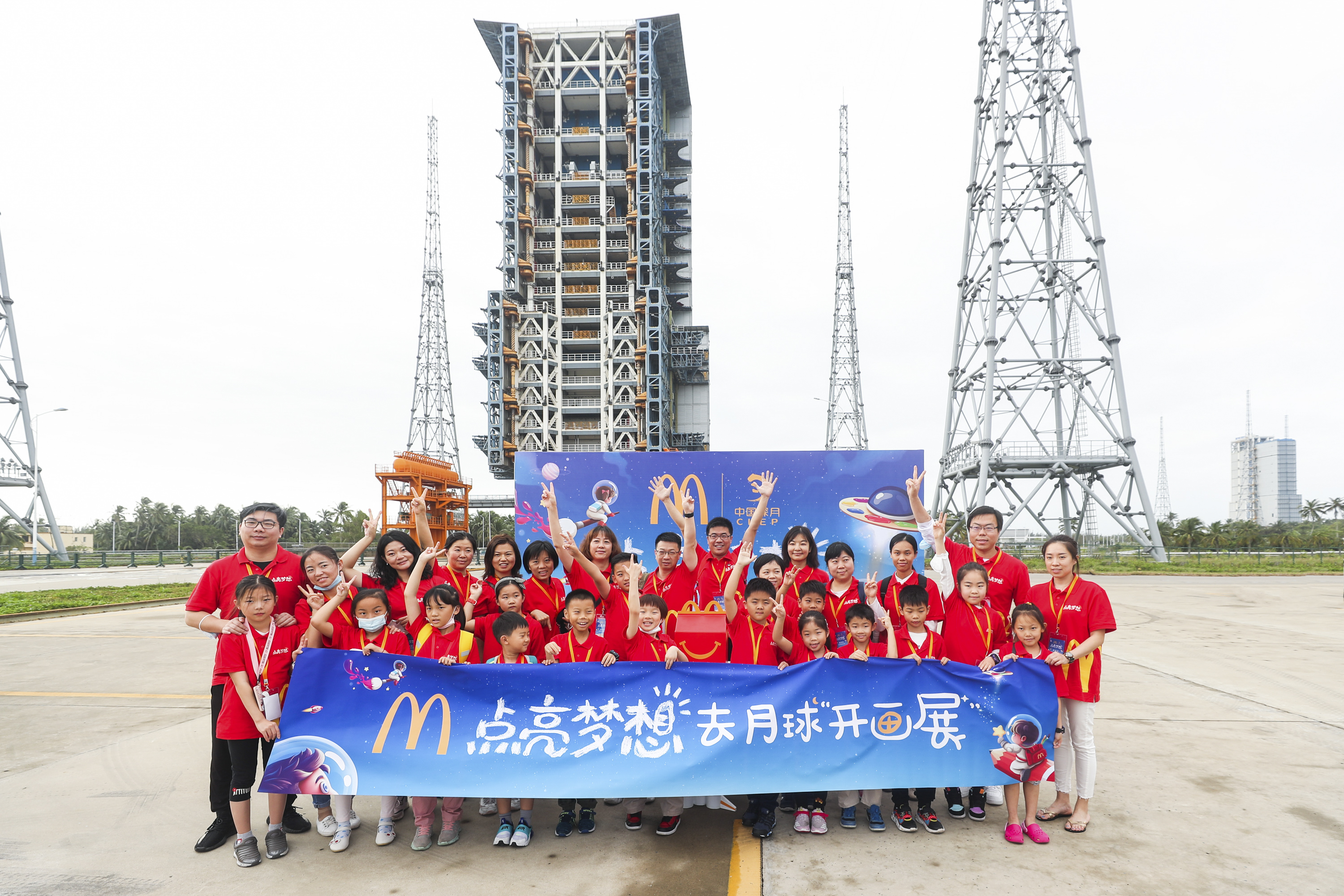 画作随嫦娥五号登月,麦当劳为孩子点亮梦想