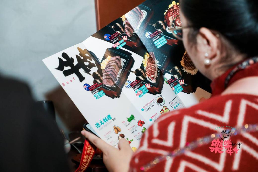 佘诗曼现身魔都为网红牛排馆开业剪彩