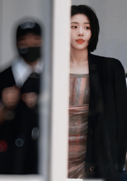 喻言一字肩让女粉酸了，又美又飒本人翻红指日可待