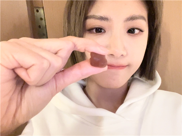 喻言一字肩让女粉酸了，又美又飒本人翻红指日可待