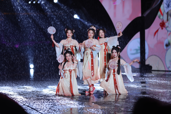 SING女团加盟国风大典 诚意满满完成雨中舞台展国风之美