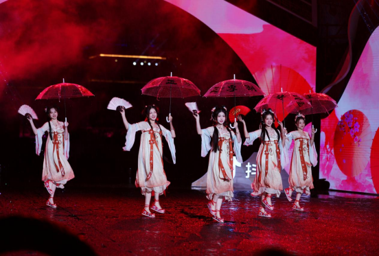 SING女团加盟国风大典 诚意满满完成雨中舞台展国风之美