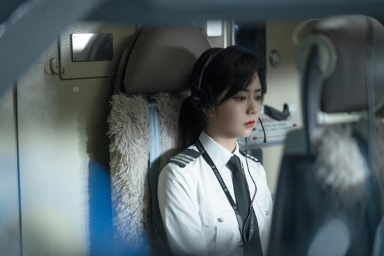 《向风而行》:高冷机长与叛逆女飞,碰撞出奇妙的火花