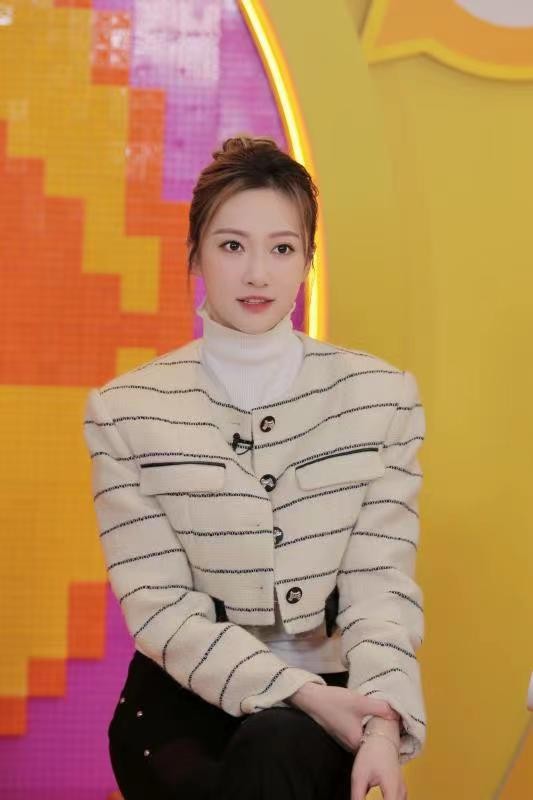 《为你逆光而来》开播 余玥发布会重现高甜画面
