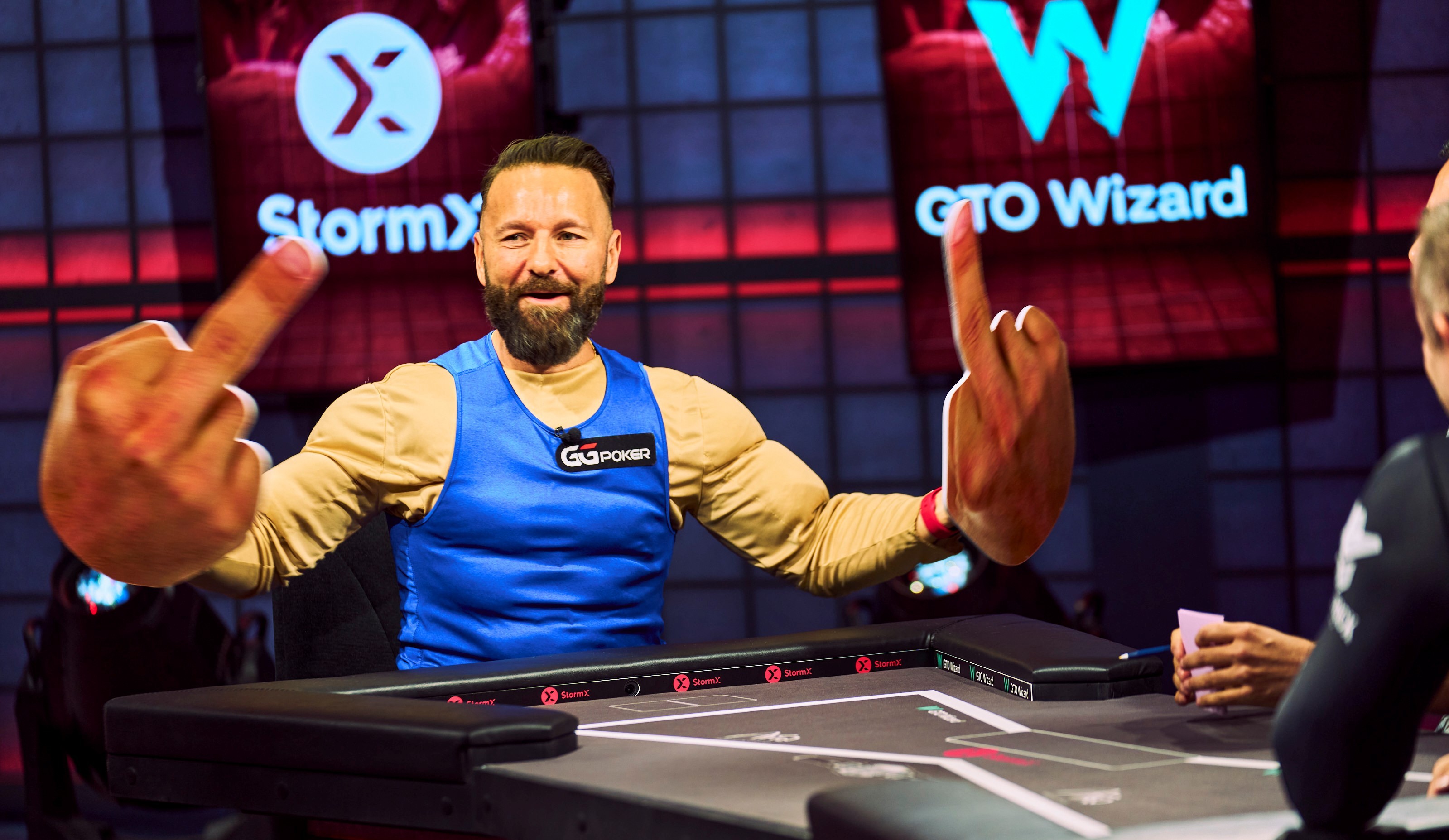 巨搞笑!丹牛百倍奉还「中指哥」大胜单挑赛Daniel Negreanu